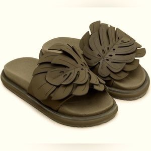 Farm Rio Olive Anatomic Slide Sandal size 10